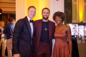 Como Stephen Curry foi ligado ao Genocídio em Gaza por investimentos em Israel? 1 Stephen Curry em festa anual da Penny Jar - Imagem: Penny Jar/Divulgação