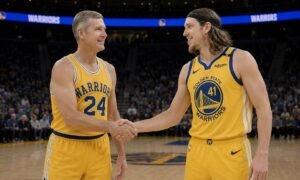 Você trocaria Stephen Curry por Barnes, Olynyk e McConnell? Warriors fizeram o pior negócio da NBA com Wilt Chamberlain 1 Connie Dierking Kelly Olynyk com a camisa do Golden State Warriors