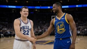 Você trocaria Stephen Curry por Barnes, Olynyk e McConnell? Warriors fizeram o pior negócio da NBA com Wilt Chamberlain 2 Lee Shaffer cumprimentando Harrison Barnes com a camisa dos Warriors