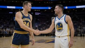 Você trocaria Stephen Curry por Barnes, Olynyk e McConnell? Warriors fizeram o pior negócio da NBA com Wilt Chamberlain 3 Paul Neumann e T.J. McConnell se cumprimentam com camisa dos Warriors