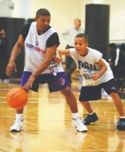 Menor que Romário! Ex-Warriors foi o jogador mais baixo da história da NBA e “mentor silencioso” de Stephen Curry 1 Muggsy Bogues Stephen Curry