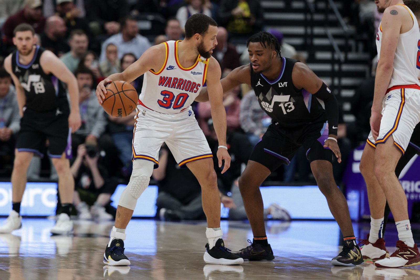 Feb 5, 2025; Salt Lake City, Utah, USA;  Golden State Warriors guard Stephen Curry (30) keeps the ball away from Utah Jazz guard Isaiah Collier (13) during the first quarter at Delta Center. Mandatory Credit: Chris Nicoll-Imagn Images/Sipa USA   - Photo by Icon Sport