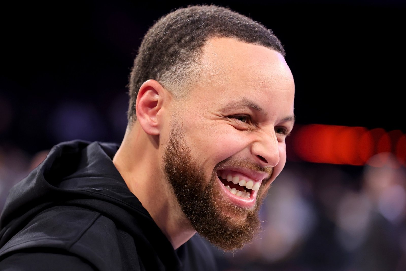 Stephen Curry vira nome de rua nos Estados Unidos e tem camisa aposentada