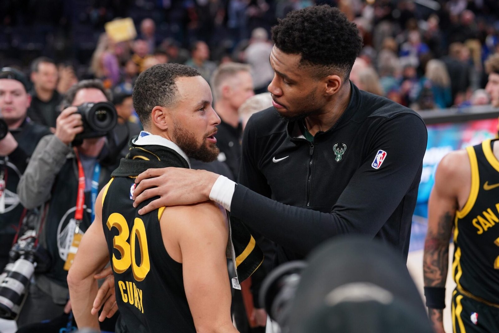 Warriors superam Bucks com show de Stephen Curry em San Francisco