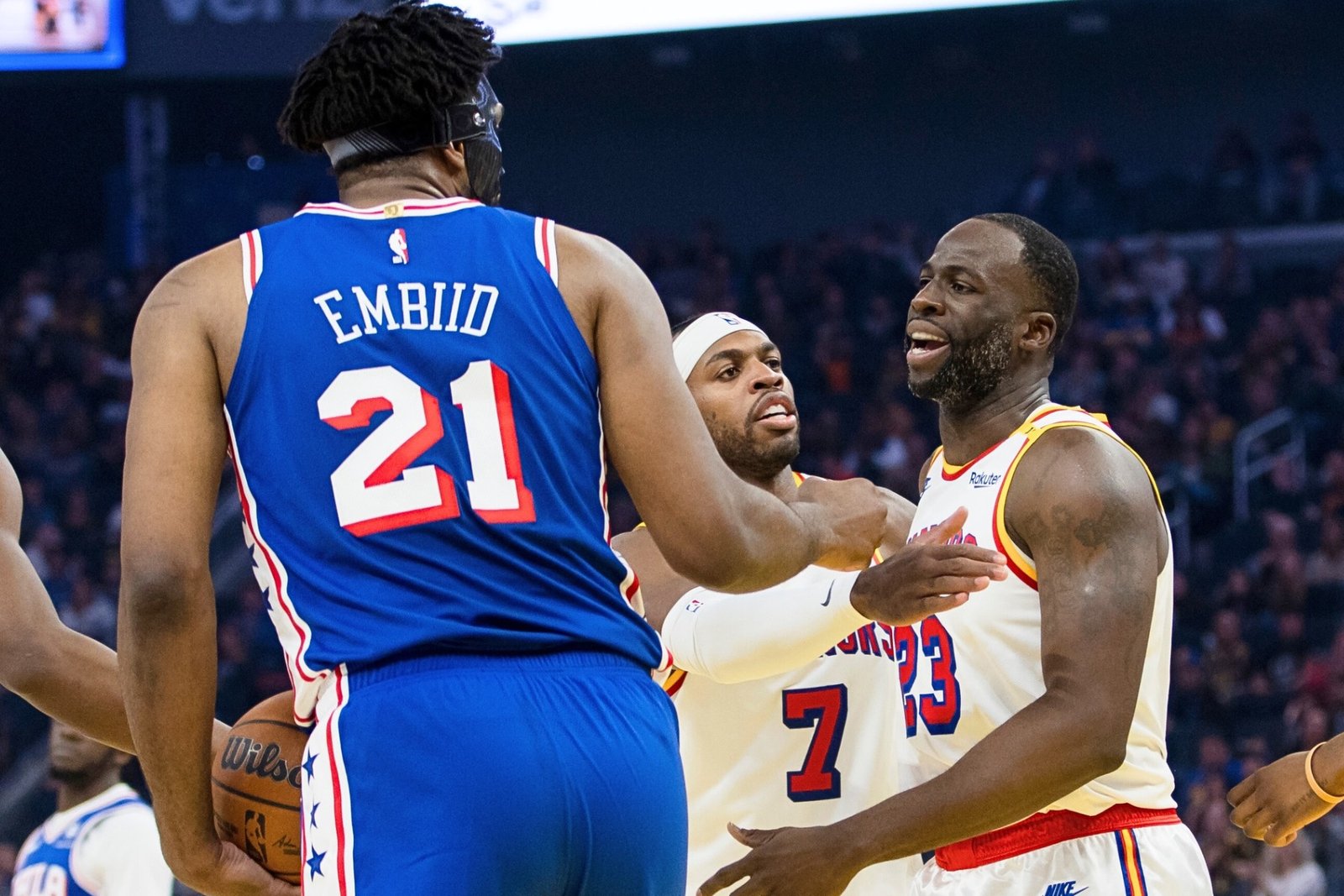 Sem chance nenhuma! Warriors perdem feio em casa para o 76ers